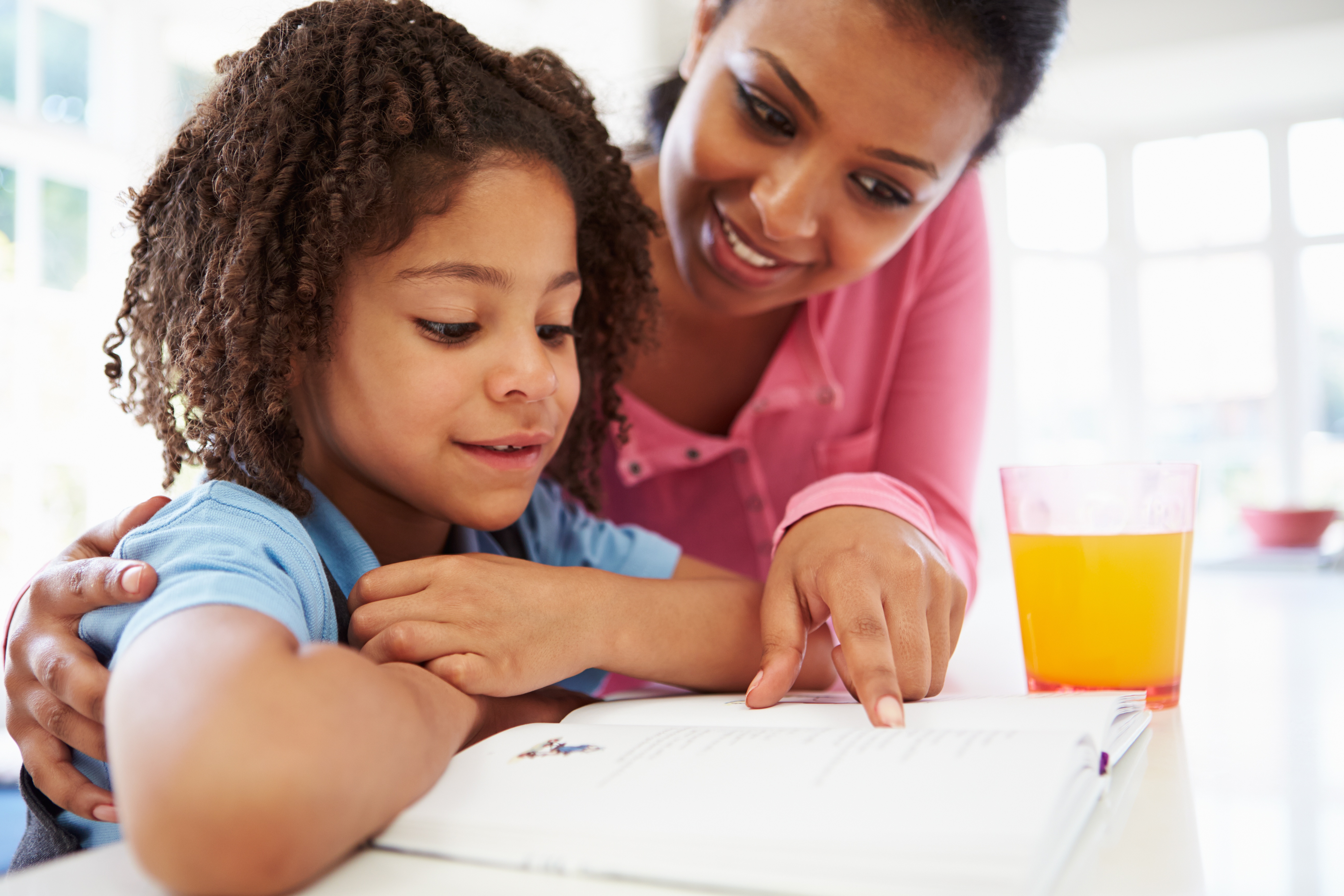 Parent com. Parents' или parents's. Сочувствие. Parents teaching children to learn. The children are doing their homework.